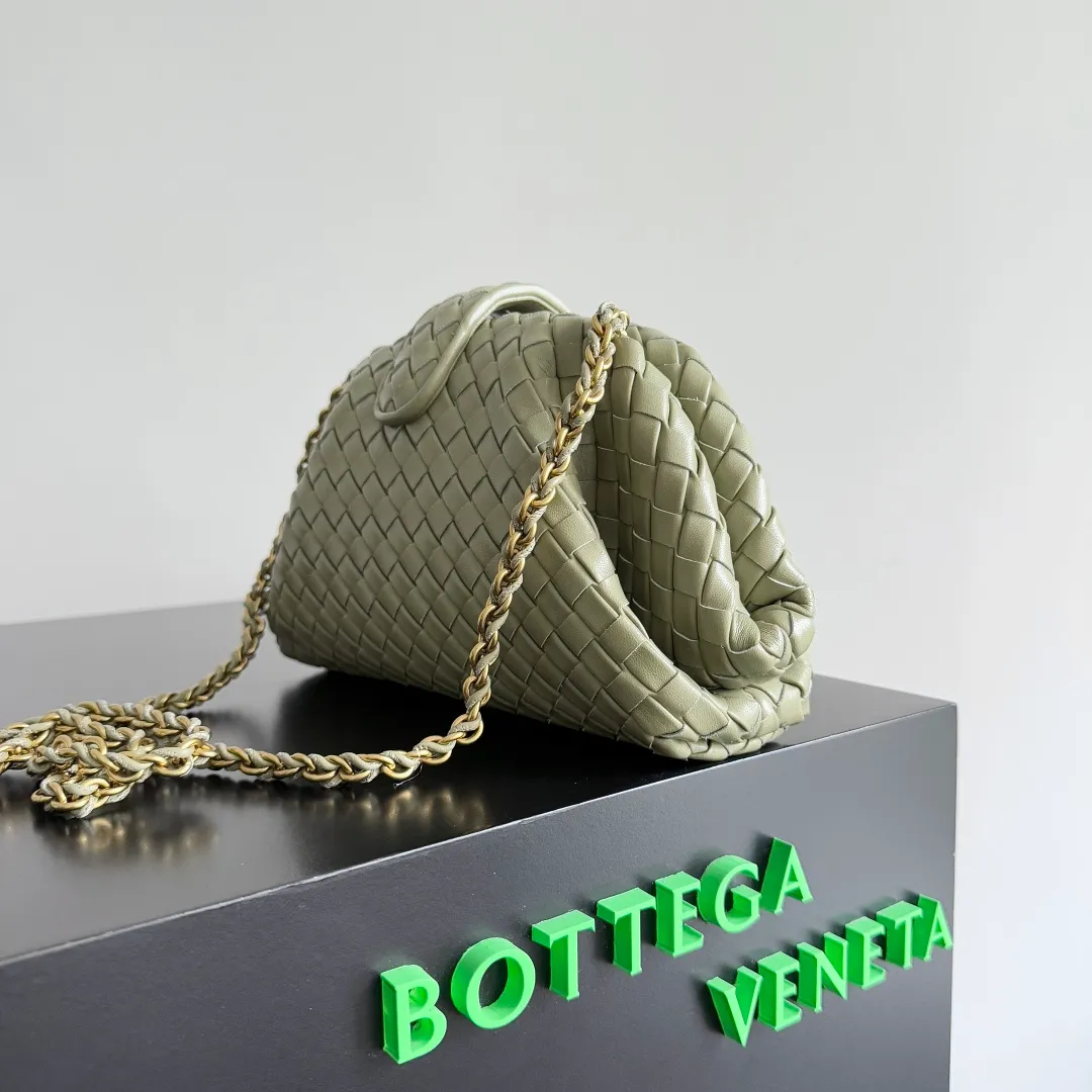 Batch 1880 BOTTEGA VENETA LAUREN 1980 small clutch bag is new! The small size that many people squat on is finally here. The self-adjustable zipper is a highlight of this bag. After being removed, it can be used as a handbag for important occasions. One bag unlocks two carrying methods at the same time. It is practical and has a unique sense of structure and beautiful lines. It is more elegant than a small cloud. It is a tribute to the classics and the pursuit of modernity. Style number: 804038 Size: 27*15*8cm